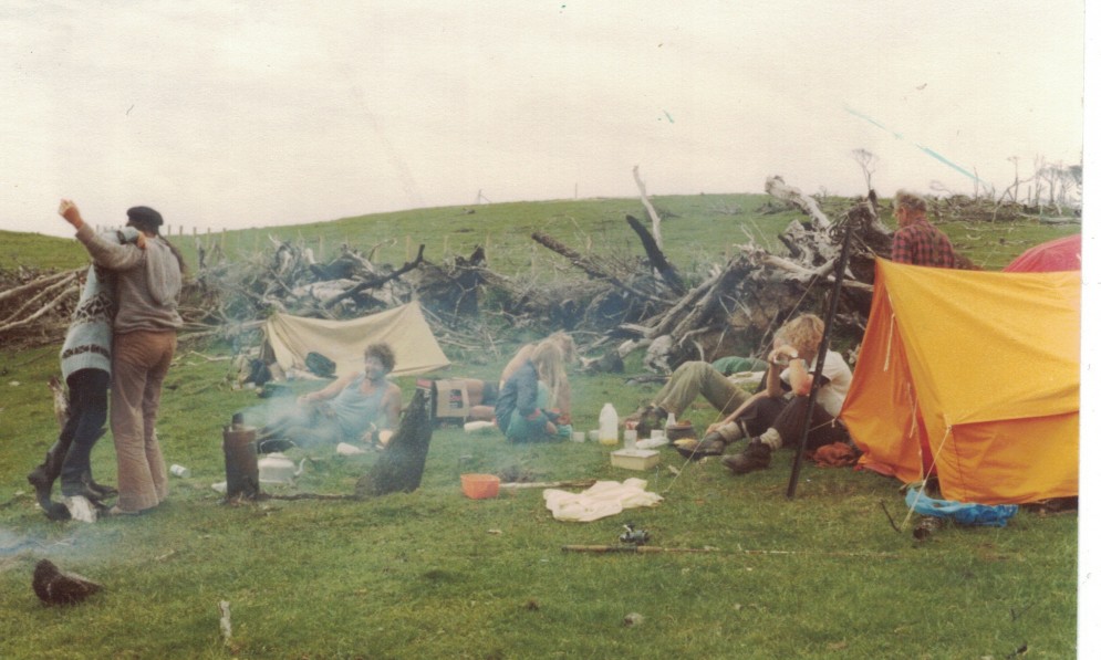 The fence-building team at Te Rere in 1981. Merinda Sutherland and her mother Mary are dancing, watched by Don Lamont (former Southland Branch Chairman).  Fergus Sutherland