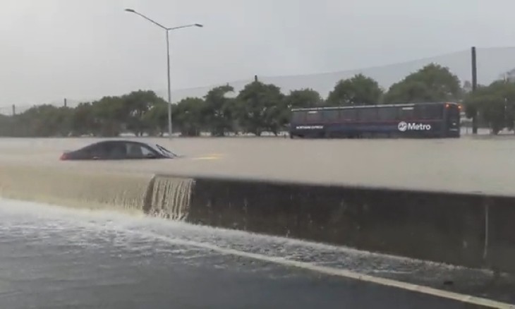 Flooding on the Auckland Northern Motorway on 27 January 2023. Image Christo Montes