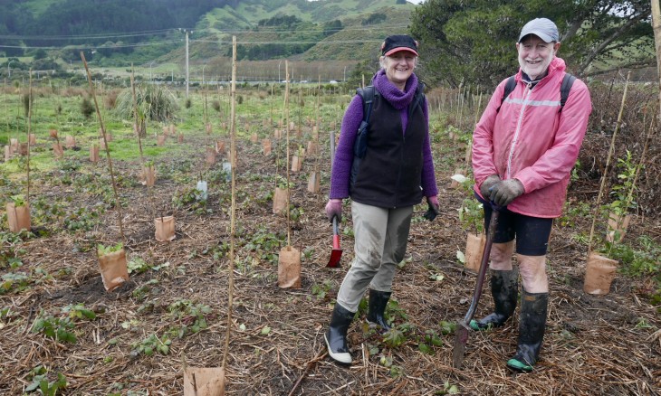 Volunteers Eraena Catsburg and Lindsay Olsen at the Two Paddocks restoration project. Image Kathy Ombler