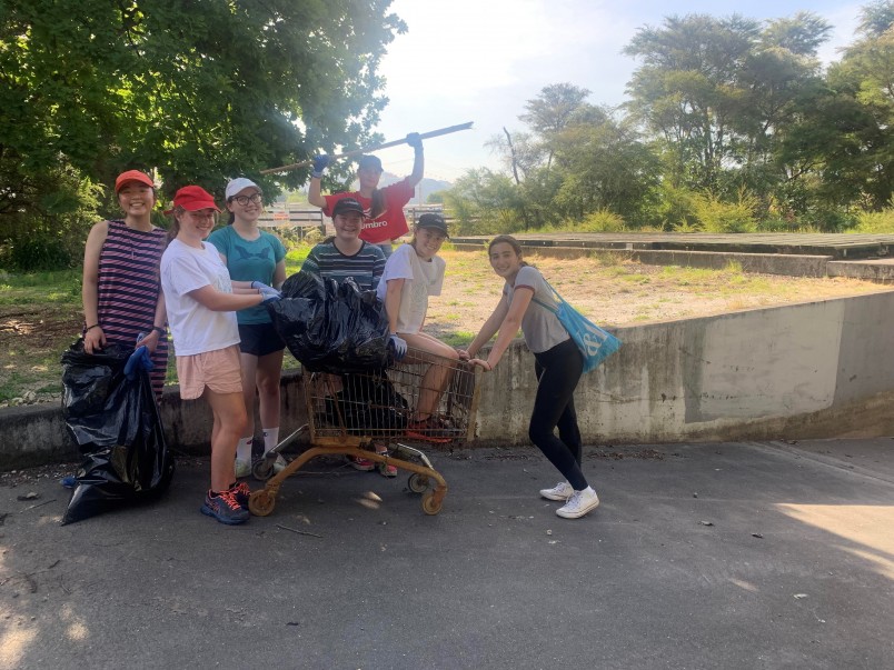 Kaitlyn and Jessica Lamb with Rotorua Forest & Bird Youth hub members